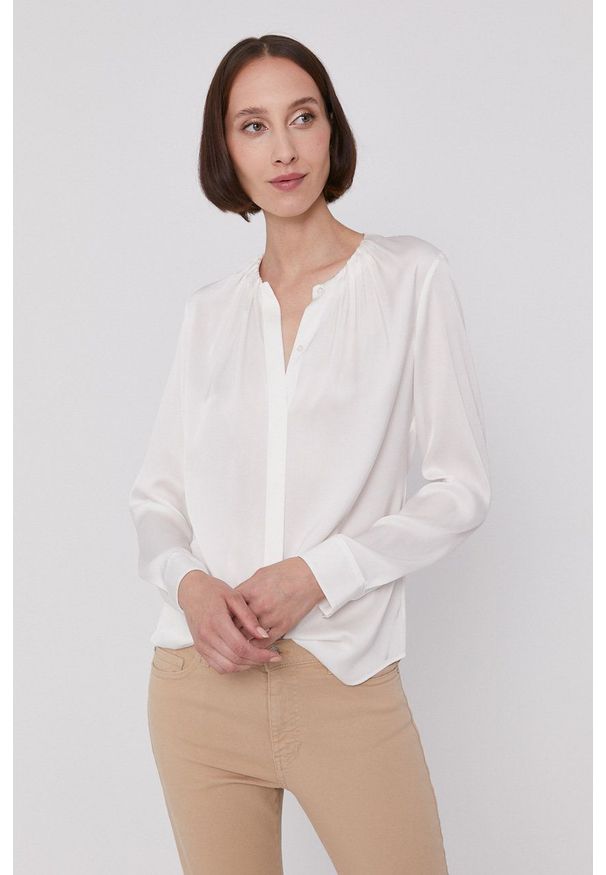 BOSS - Boss Koszula damska kolor kremowy regular. Okazja: na co dzień. Kolor: beżowy. Materiał: tkanina. Długość rękawa: długi rękaw. Długość: długie. Wzór: gładki. Styl: casual