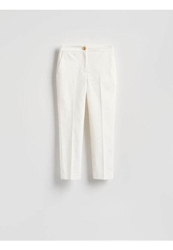 Reserved - Spodnie w kant z bawełną - biały. Kolor: biały. Materiał: bawełna