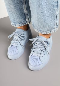 Renee - Niebieskie Sneakersy z Ozdobnym Tłoczeniem i Cyrkoniami Dorreia. Okazja: na co dzień. Nosek buta: okrągły. Kolor: niebieski. Materiał: jeans. Wzór: aplikacja. Obcas: na płaskiej podeszwie #6