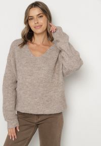 Born2be - Brązowy Sweter z Dodatkiem Wełny i Trójkątnym Dekoltem Esmina. Okazja: na co dzień. Kolor: brązowy. Materiał: wełna. Styl: elegancki, casual, klasyczny #7