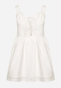 Born2be - Biała Bawełniana Sukienka Vices w Rustykalnym Stylu z Wiązaniem Fenavira. Okazja: na co dzień. Kolor: biały. Materiał: bawełna. Długość rękawa: na ramiączkach. Wzór: aplikacja. Styl: casual #2