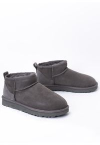 Ugg - UGG W Classic Ultra Mini Buty zimowe damskie szare. Okazja: na co dzień, na plażę. Wysokość cholewki: przed kostkę. Kolor: szary. Materiał: wełna, włókno, materiał, zamsz. Szerokość cholewki: normalna. Sezon: zima. Styl: młodzieżowy, casual, elegancki #1