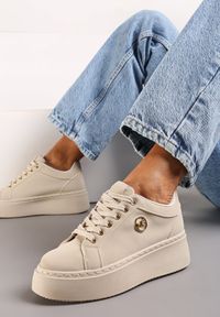 Renee - Jasnobeżowe Sneakersy na Jednolitej Platformie z Niewielką Aplikacją Tavea. Kolor: beżowy. Materiał: jeans. Wzór: jednolity, aplikacja. Obcas: na platformie #6