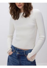 Reserved - Bluzka z ozdobną wstawką - kremowy. Kolor: kremowy. Materiał: dzianina, wiskoza