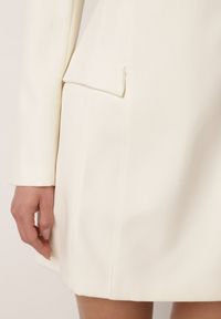 Born2be - Jasnobeżowa Elegancka Sukienka VICES o Trapezowym Kroju z Imitacją Kieszeni Amaliete. Okazja: na spotkanie biznesowe. Kolor: beżowy. Typ sukienki: trapezowe. Styl: elegancki #7