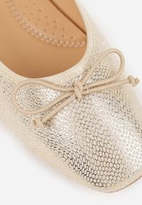 Renee - Złote Balerinki Vices z Ozdobną Kokardą i Tłoczeniem Typu Skóra Węża Tultewia. Okazja: na co dzień. Kolor: złoty. Materiał: skóra. Obcas: na obcasie. Styl: casual, elegancki. Wysokość obcasa: niski #8