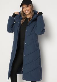 Born2be - Granatowa Kurtka Pikowana o Długim Fasonie z Nieodpinanym Kapturem i Kieszeniami Nerilani. Okazja: na co dzień, na spacer. Kolor: niebieski. Materiał: skóra. Długość: długie. Sezon: zima. Styl: casual, elegancki #3