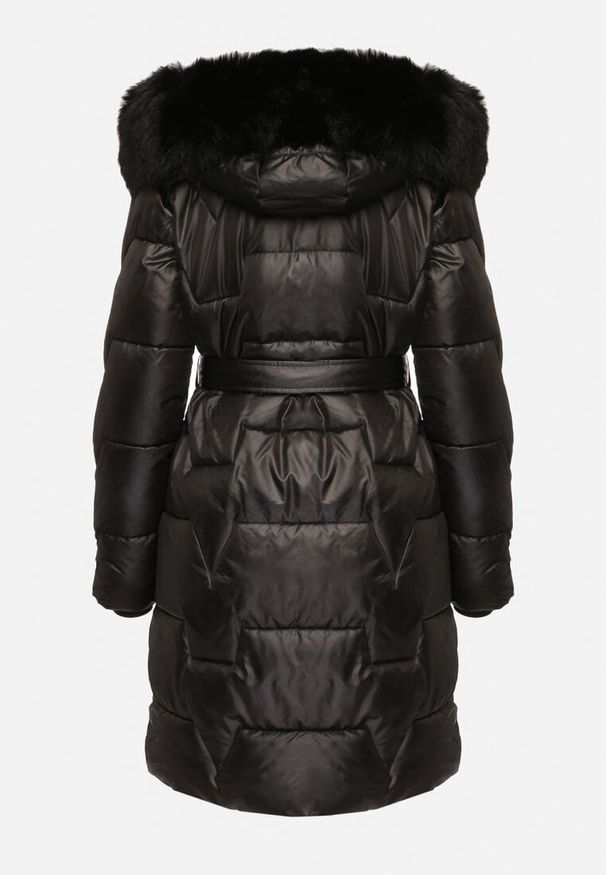 Born2be - Czarna Pikowana Kurtka o Długim Kroju Ozdobiona Paskiem i Odpinanym Futerkiem Milirra. Okazja: na spacer. Kolor: czarny. Materiał: futro. Długość: długie. Wzór: aplikacja. Styl: elegancki, wizytowy