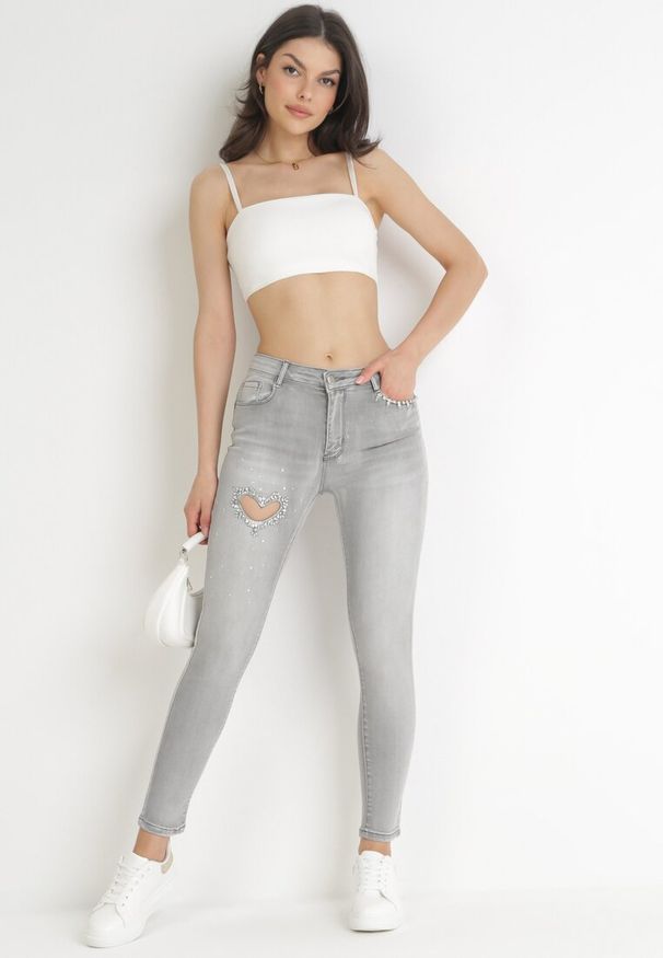 Born2be - Jasnoszare Jeansy Skinny Push-Up z Cyrkoniami i Wycięciem Dialline. Kolor: szary. Wzór: aplikacja