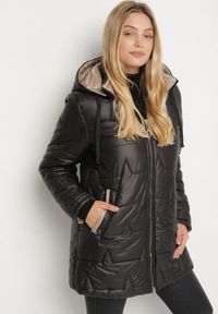 Born2be - Czarna Pikowana Kurtka o Prostym Kroju z Kapturem Nileria. Okazja: na spotkanie biznesowe, do pracy, na co dzień. Typ kołnierza: kaptur. Kolekcja: plus size. Kolor: czarny. Materiał: jeans, poliester, dzianina. Styl: biznesowy, casual