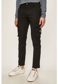 Calvin Klein Jeans - Spodnie. Kolor: czarny. Materiał: tkanina, bawełna, elastan. Wzór: gładki #1