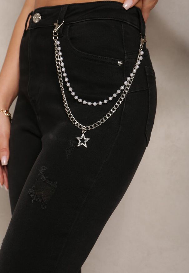 Renee - Czarne Jeansy z Łańcuszkiem w Komplecie Ozdobione Dziurami Tiidana. Okazja: na co dzień. Stan: podwyższony. Kolor: czarny. Wzór: aplikacja. Styl: casual, elegancki