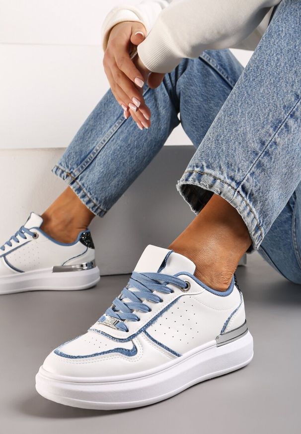 Renee - Biało-Niebieskie Sneakersy na Platformie Ozdobione Brokatem i Metaliczną Wstawką Mexia. Kolor: biały. Wzór: aplikacja. Obcas: na platformie