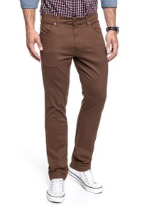 Wrangler - WRANGLER SPODNIE MĘSKIE GREENSBORO BISON W15QT228E 112127074. Materiał: materiał