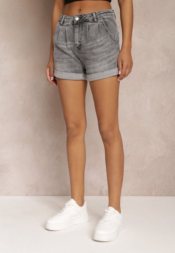 Renee - Szare Szorty z Jeansu z Modnymi Zakładkami Tenak. Kolor: szary. Materiał: jeans. Styl: klasyczny