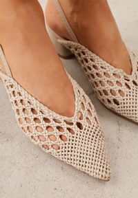 Renee - Ciemnobeżowe Czółenka VICES w typie Slingback z Ażurową Plecioną Cholewką na Słupku Chelvianna. Zapięcie: pasek. Kolor: beżowy. Materiał: satyna. Szerokość cholewki: normalna. Wzór: ażurowy. Obcas: na słupku #7
