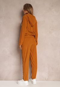 Renee - Brązowy 2-częściowy Prążkowany Komplet Dresowy z Bluzą i Spodniami Eirso. Kolor: brązowy. Materiał: dresówka, prążkowany. Wzór: aplikacja, gładki