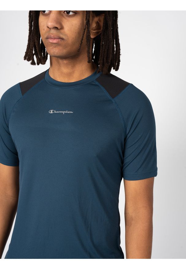 Champion T-Shirt "Tech-Tee" | 218011 | Mężczyzna | Czarny, Niebieski. Okazja: na co dzień. Kolor: wielokolorowy, czarny, niebieski. Materiał: poliester. Wzór: nadruk. Styl: casual, klasyczny