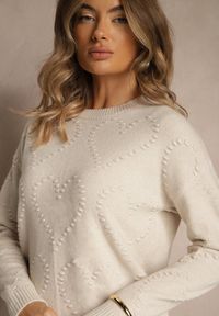 Renee - Jasnobeżowy Sweter z Tłoczonymi Sercami Unareia. Okazja: na co dzień. Kolor: beżowy. Materiał: jeans. Sezon: jesień. Styl: casual #2