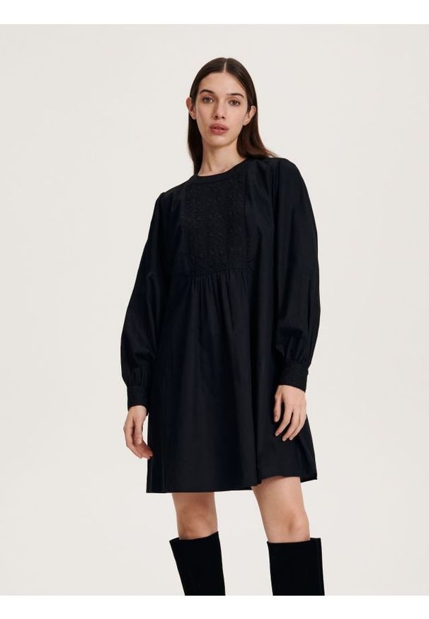 Reserved - Sukienka z haftowanymi detalami - czarny. Kolor: czarny. Materiał: bawełna. Wzór: haft. Typ sukienki: trapezowe