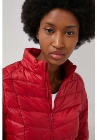Answear Lab kurtka damska kolor czerwony przejściowa. Okazja: na co dzień. Typ kołnierza: kaptur. Kolor: czerwony. Styl: wakacyjny