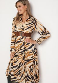 Born2be - Beżowa Rozkloszowana Sukienka Kopertowa w Abstrakcyjny Wzór z Paskiem i Gumką w Talii Zinnaea. Okazja: na spacer, na co dzień. Typ kołnierza: dekolt kopertowy. Kolor: beżowy. Długość rękawa: długi rękaw. Typ sukienki: kopertowe. Styl: casual, elegancki #7