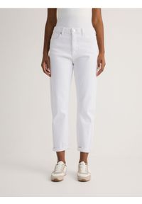 Reserved - Jeansy boyfriend slim - biały. Kolor: biały