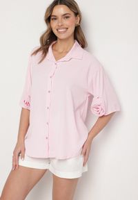 Born2be - Różowa Koszula z Aplikacjami Kwiatów 3D Tenemara. Okazja: na co dzień. Typ kołnierza: kołnierzyk klasyczny. Kolor: różowy. Materiał: jeans. Długość rękawa: długi rękaw. Długość: długie. Wzór: aplikacja, kwiaty. Styl: klasyczny, casual #3