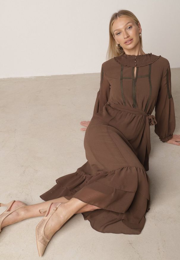 Born2be - Brązowa Rozkloszowana Sukienka Ozdobiona Falbanami Paskiem i Guzikami Nevissia. Okazja: na co dzień. Kolor: brązowy. Materiał: poliester, materiał. Wzór: aplikacja. Styl: casual, elegancki, klasyczny