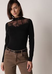 Born2be - Czarny Dopasowany Sweter z Półgolfem z Wiskozą Zdobiony Koronkową Siateczką Genna. Okazja: na co dzień. Kolor: czarny. Materiał: wiskoza, koronka. Wzór: aplikacja. Styl: casual, elegancki #1