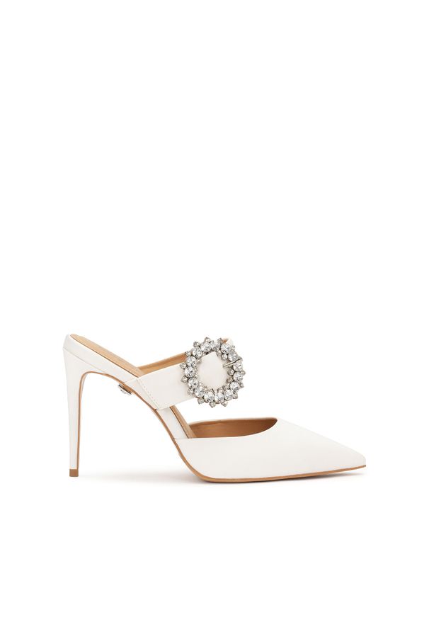 Kazar - Białe klapki z tkaniny zdobione klamrą z cyrkoniami. Okazja: na ślub cywilny, na wesele. Nosek buta: okrągły. Kolor: biały. Materiał: tkanina. Wzór: aplikacja. Obcas: na obcasie. Styl: klasyczny. Wysokość obcasa: średni