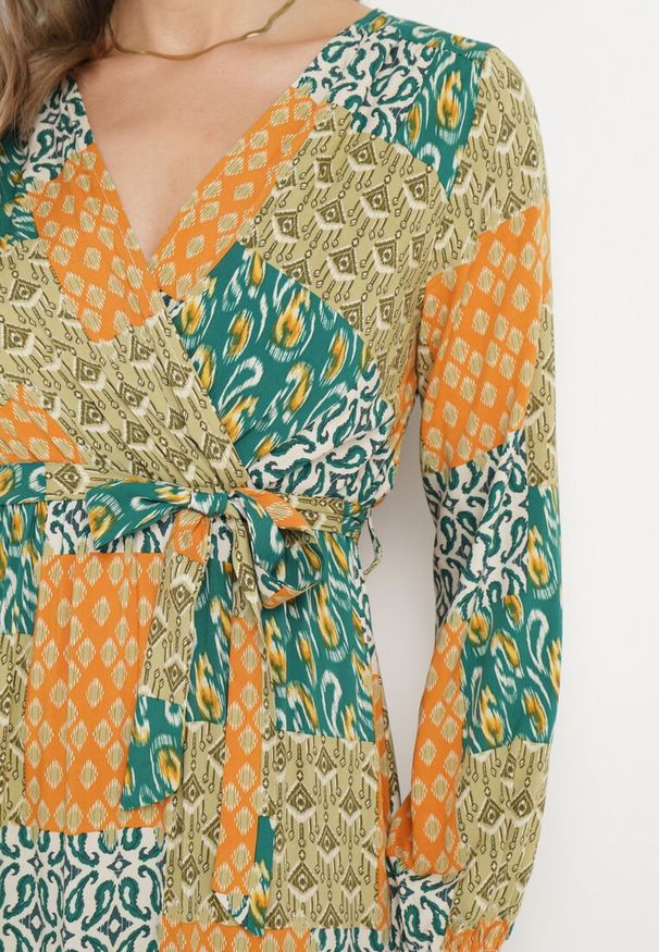 Born2be - Zielono-Żółta Wiskozowa Sukienka z Kopertowym Dekoltem z Gumką w Pasie i Materiałowym Paskiem Fulina. Okazja: na co dzień. Typ kołnierza: dekolt w serek. Kolor: zielony. Materiał: wiskoza, materiał. Długość rękawa: długi rękaw. Typ sukienki: kopertowe. Styl: boho, klasyczny, casual