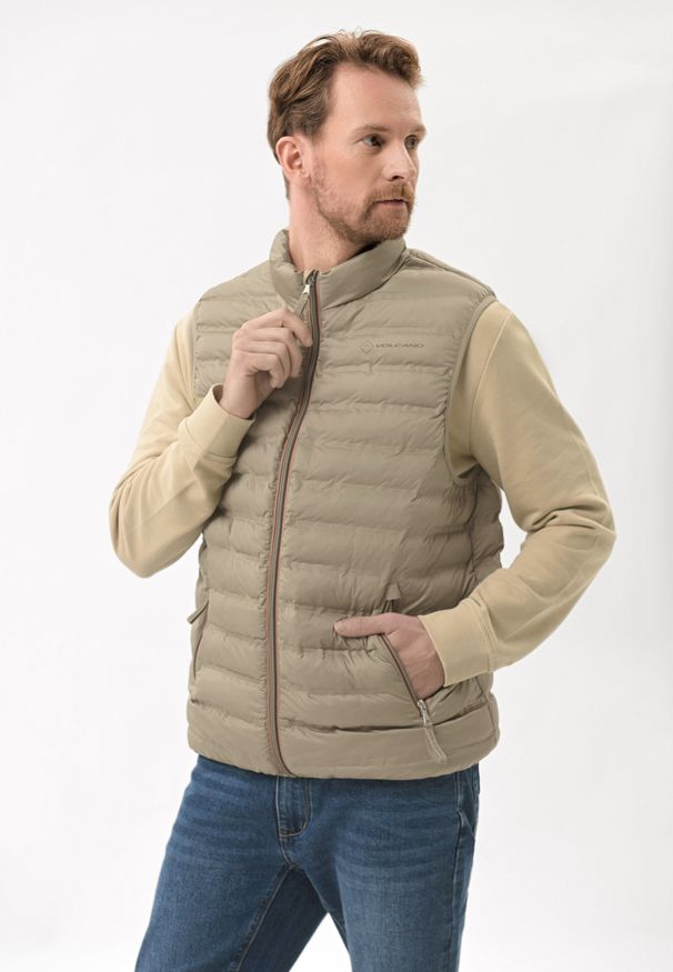 Volcano - Pikowany bezrękawnik V-ANIM. Okazja: na co dzień, na spacer. Typ kołnierza: kołnierzyk stójkowy. Kolor: beżowy. Długość: krótkie. Wzór: kolorowy. Materiał: materiał. Długość rękawa: bez rękawów. Sezon: wiosna, jesień. Styl: casual, klasyczny