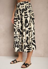 Renee - Czarne Szerokie Spodnie Culottes z Gumką Zdobione Geometrycznym Printem Sartebia. Okazja: na co dzień. Kolor: czarny. Wzór: geometria, aplikacja, nadruk. Styl: casual, elegancki
