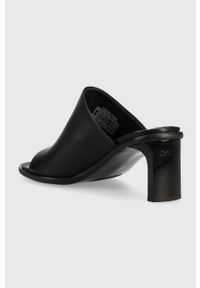 Calvin Klein klapki skórzane CURVED STILETTO MULE damskie kolor czarny na słupku HW0HW01628. Kolor: czarny. Materiał: skóra. Obcas: na słupku. Wysokość obcasa: średni #3