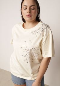 Born2be - Jasnobeżowy T-shirt Bawełniany z Ozdobnymi Cekinami Greyfeather. Okazja: na co dzień, do pracy, na spotkanie biznesowe. Kolekcja: plus size. Kolor: beżowy. Materiał: bawełna. Długość: długie. Wzór: gładki. Styl: casual, biznesowy, elegancki #3