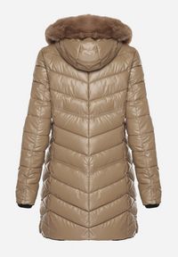 Born2be - Brązowa Pikowana Kurtka o Taliowanym Kroju z Kapturem z Futerkiem Naleanna. Okazja: na co dzień. Typ kołnierza: kaptur. Kolor: brązowy. Materiał: futro. Styl: casual #6