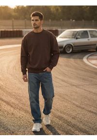 Sinsay - Bluza crewneck z obniżoną linią ramion - brązowy. Kolor: brązowy #1