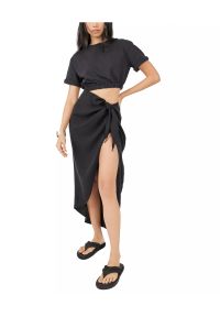 FREE PEOPLE - Czarna sukienka z asymterycznym dołem. Kolor: czarny. Materiał: tkanina. Długość: midi