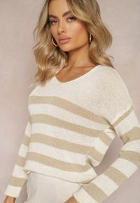Renee - Jasnobeżowy Sweter w Szerokie Paski z Dekoltem w Serek Liminela. Okazja: na co dzień. Typ kołnierza: dekolt w serek. Kolor: beżowy. Materiał: materiał, skóra. Długość rękawa: długi rękaw. Długość: długie. Wzór: paski. Styl: klasyczny, casual #4