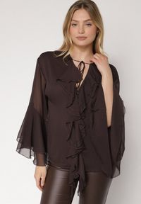 Born2be - Brązowa Bluzka w Rustykalnym Stylu z Wiązaniem i Falbankami Nenarea. Okazja: na co dzień, do pracy, na spotkanie biznesowe. Typ kołnierza: kołnierz z falbankami. Kolor: brązowy. Materiał: jeans. Styl: biznesowy, klasyczny, casual, elegancki #7