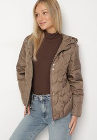 Born2be - Brązowa Przejściowa Kurtka z Oryginalnym Pikowaniem i Kapturem Aruvitte. Okazja: na spacer, na co dzień. Kolor: brązowy. Materiał: poliester, jeans. Styl: casual #5