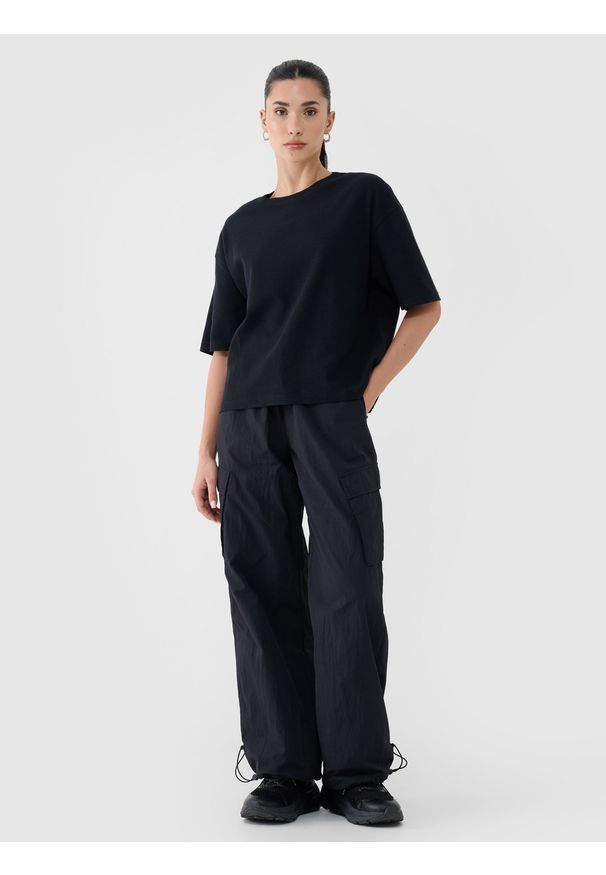 4f - 4F T-shirt regular z waflowej dzianiny damski - czarny S. Okazja: na co dzień. Kolor: czarny. Materiał: dzianina. Długość rękawa: krótki rękaw. Długość: krótkie. Wzór: kratka. Styl: klasyczny, casual, sportowy