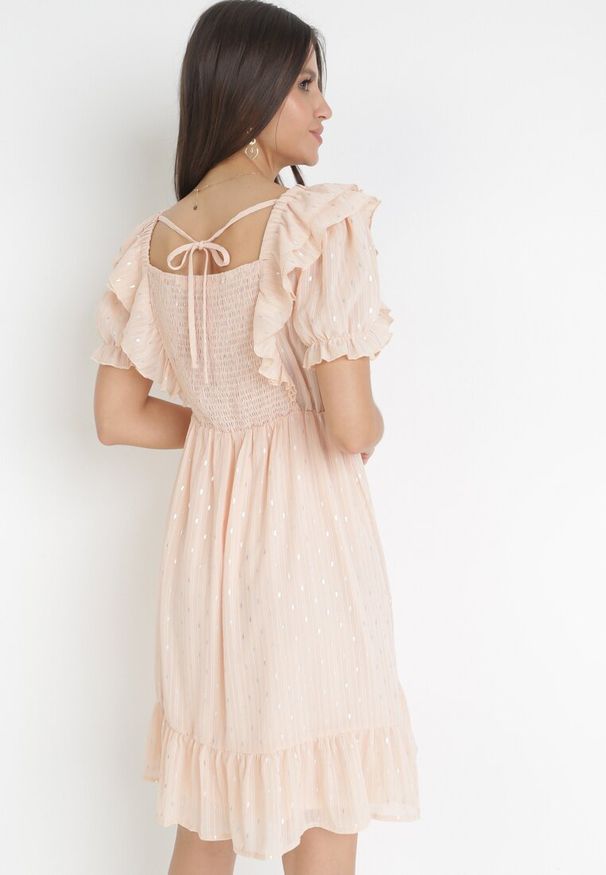 Born2be - Beżowa Sukienka Mini z Falbankami przy Rękawach i Gumką w Pasie Nevitta. Typ kołnierza: kołnierz z falbankami. Kolor: beżowy. Materiał: tkanina. Wzór: nadruk. Długość: mini