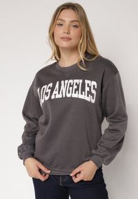 Born2be - Szara Bluza z Bawełną i Napisem Fezorla. Okazja: na co dzień. Kolor: szary. Materiał: bawełna. Wzór: napisy. Styl: klasyczny, casual, elegancki #6