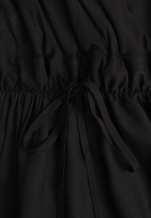 Born2be - Czarna Sukienka z Wiskozy Amanita. Okazja: na co dzień. Kolor: czarny. Wzór: kolorowy, jednolity. Typ sukienki: kopertowe. Materiał: wiskoza. Długość rękawa: na ramiączkach. Sezon: lato. Styl: casual. Długość: maxi