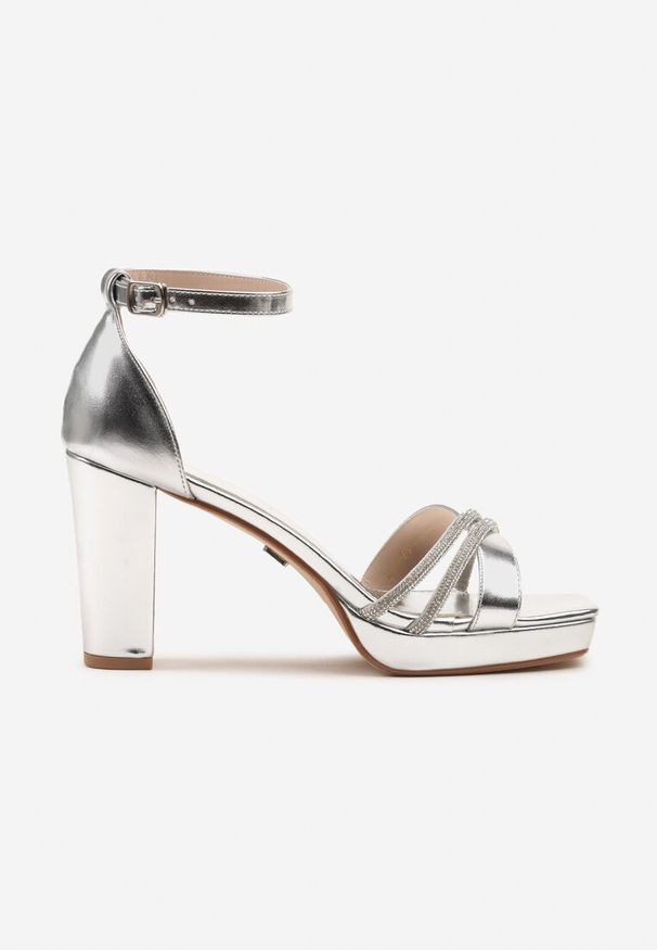 Born2be - Srebrne Sandały Vices na Platformie i Obcasie z Cyrkoniowymi Paskami Felasena. Okazja: na co dzień. Zapięcie: pasek. Kolor: srebrny. Materiał: jeans. Wzór: aplikacja. Obcas: na obcasie. Styl: casual, elegancki. Wysokość obcasa: średni