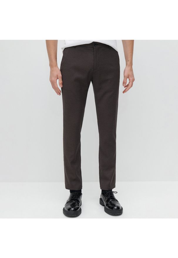 Reserved - Spodnie w pepitkę slim cropped - Brązowy. Kolor: brązowy