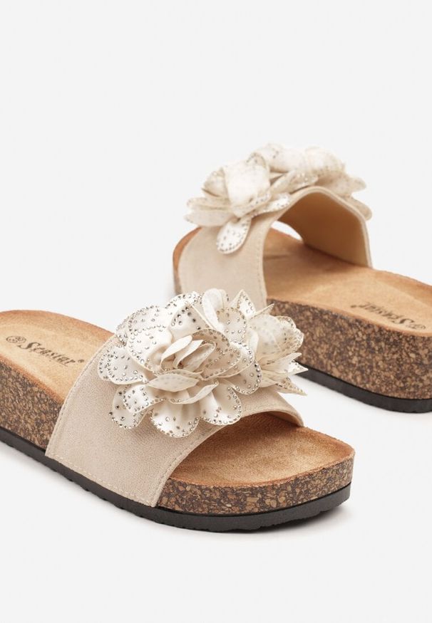 Renee - Beżowe Klapki na Korkowej Platformie Ozdobione Kwiatami 3D i Cyrkoniami Adisoria. Okazja: na co dzień. Kolor: beżowy. Materiał: jeans, len. Wzór: kwiaty, aplikacja. Sezon: lato. Obcas: na platformie. Styl: elegancki, casual, klasyczny. Wysokość obcasa: średni