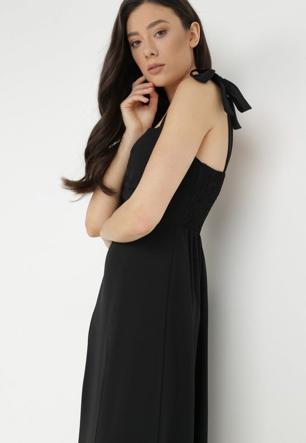 Born2be - Czarna Rozkloszowana Sukienka na Wiązanych Ramiączkach z Rozcięciem Kalora. Kolor: czarny. Materiał: tkanina. Długość rękawa: na ramiączkach. Wzór: gładki. Długość: maxi
